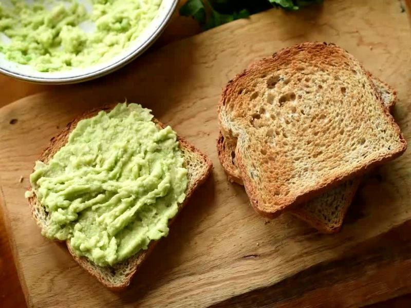 prepečeni hleb i avokado namaz, avokado tost