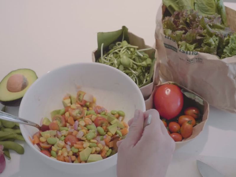 osoba sprema salatu od povrća