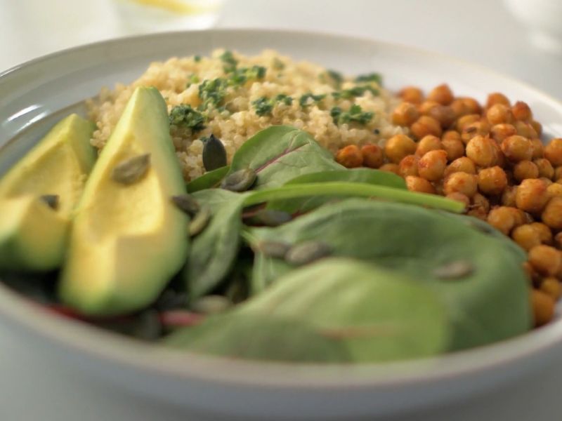 kvalitetan obrok sa avokadom, leblebijom, spanačem i sočivom