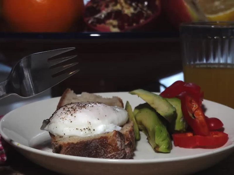 tost sa poširanim jajetom,a vokadom, sirnim namazom i paprikom