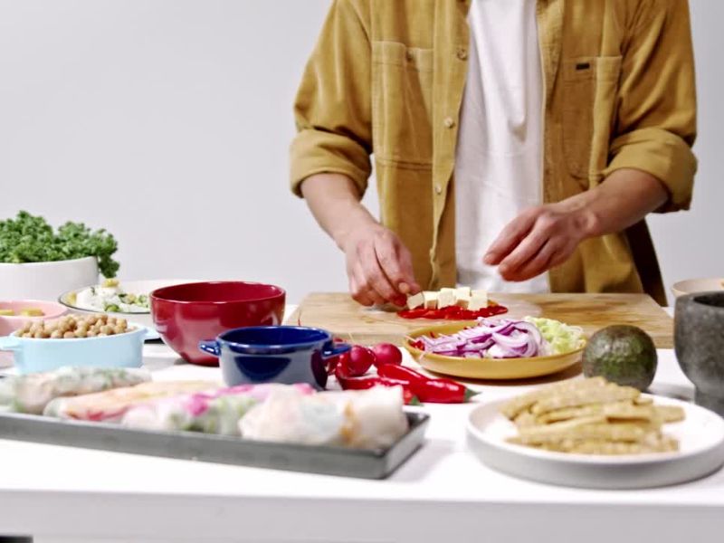 osoba sprema veganski obrok