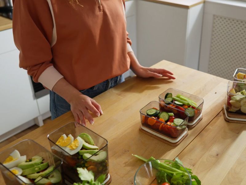 devojka sprema vegetarijanske meal prep obroke