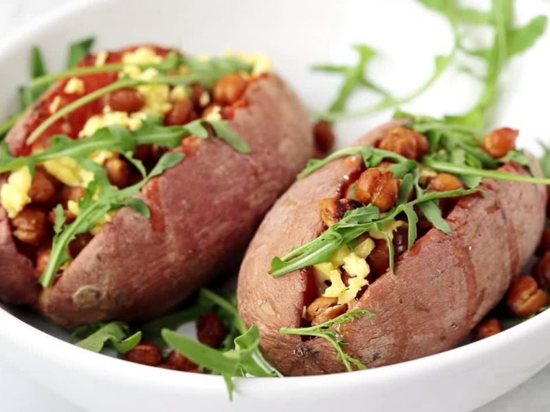 prikaz punjenog krompira na vegetarijanski način 